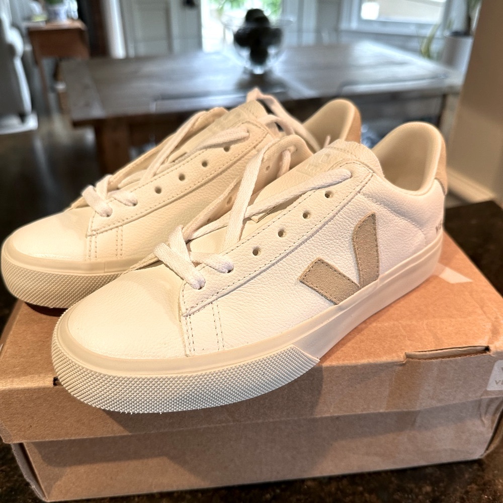 NIB Veja Campo Chromefree Leather Extra White/Almond